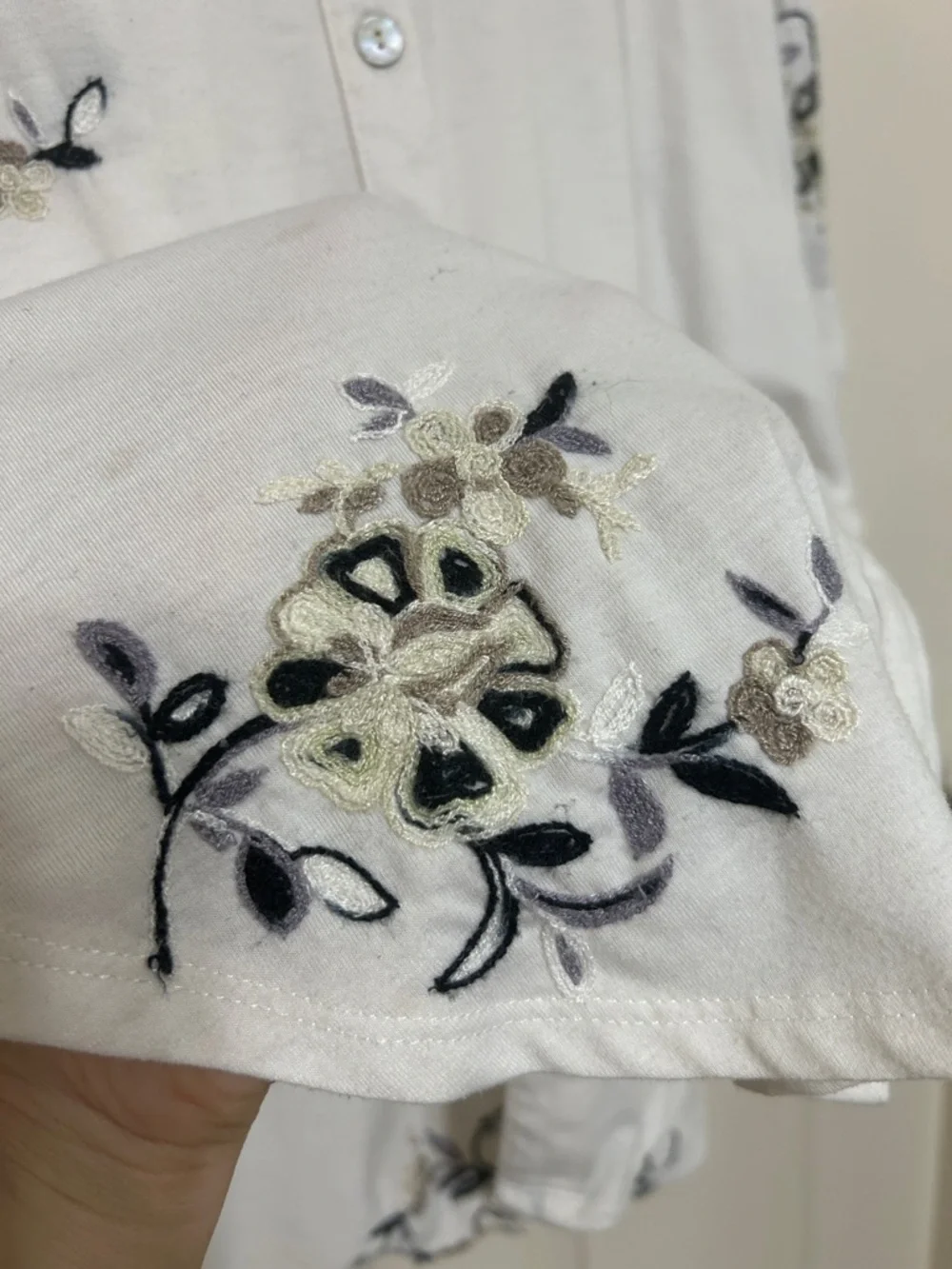 Hope Springs Embroidered Floral Button Front Shirt in Neutrals Abalone Buttons L - Picture 7 of 12